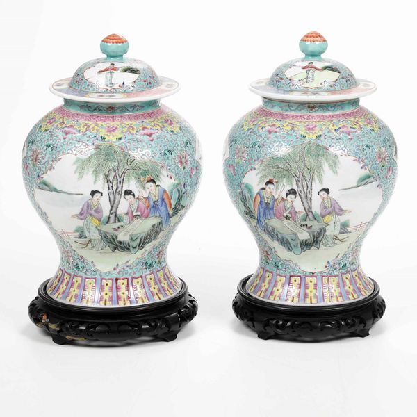 Coppia di potiches in porcellana a smalti policromi con raffigurazioni di fanciulle entro riserve e decori floreali, Cina, Repubblica, XX secolo  - Asta Asian Art - Associazione Nazionale - Case d'Asta italiane