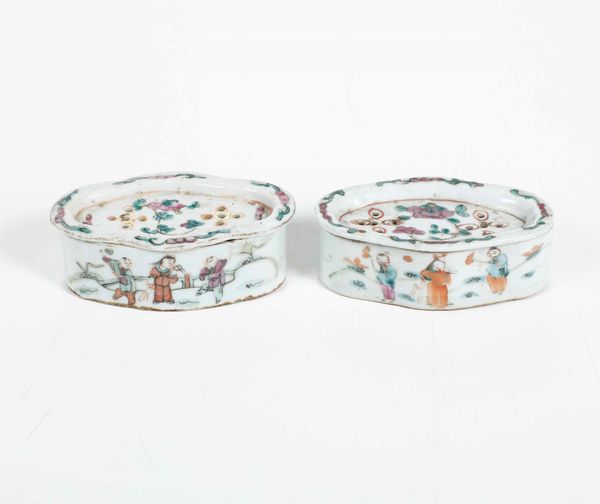 Coppia di scatole in porcellana con figure, Cina, Dinastia Qing, XIX secolo  - Asta Asian Art - Associazione Nazionale - Case d'Asta italiane