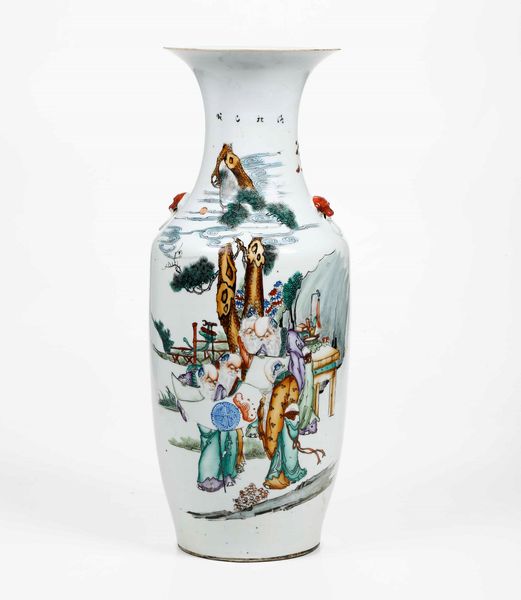 Vaso in porcellana con figure ed iscrizioni, Cina, XX secolo  - Asta Asian Art - Associazione Nazionale - Case d'Asta italiane