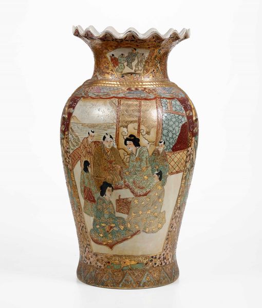 Vaso in porcellana Satsuma con decori floreali e figure, Giappone, periodo Meiji (1868-1912)  - Asta Asian Art - Associazione Nazionale - Case d'Asta italiane