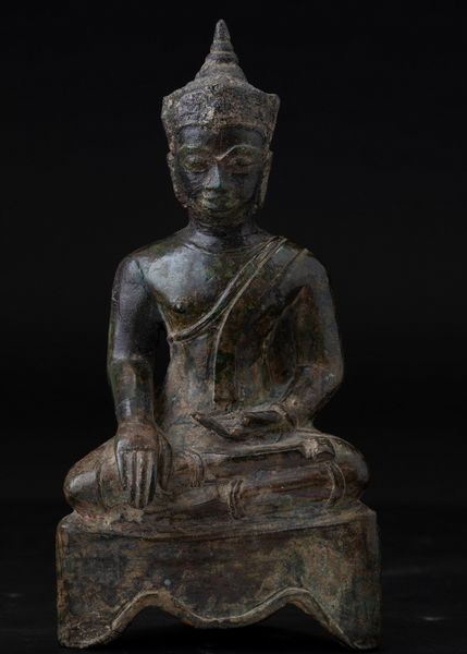 Figura di Buddha Sakyamuni seduta su piedistallo in bronzo, Thailandia, Ayutthaya, XIX secolo  - Asta Asian Art - Associazione Nazionale - Case d'Asta italiane