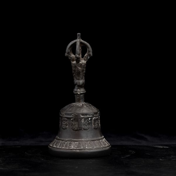 Campana rituale in bronzo, Tibet, XIX secolo  - Asta Asian Art - Associazione Nazionale - Case d'Asta italiane