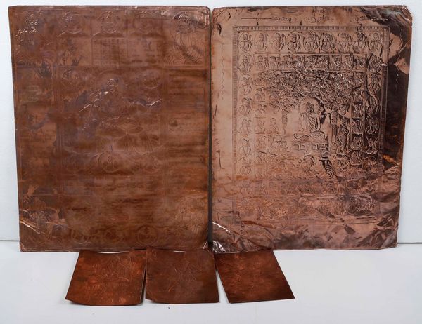 Lotto composto da cinque placche in metallo sbalzato con figure di divinit� e iscrizioni, Thailandia, XX secolo  - Asta Asian Art - Associazione Nazionale - Case d'Asta italiane