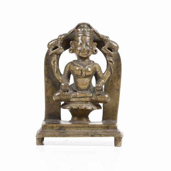 Figura di divinit� entro aura in bronzo, India, XIX secolo  - Asta Asian Art - Associazione Nazionale - Case d'Asta italiane