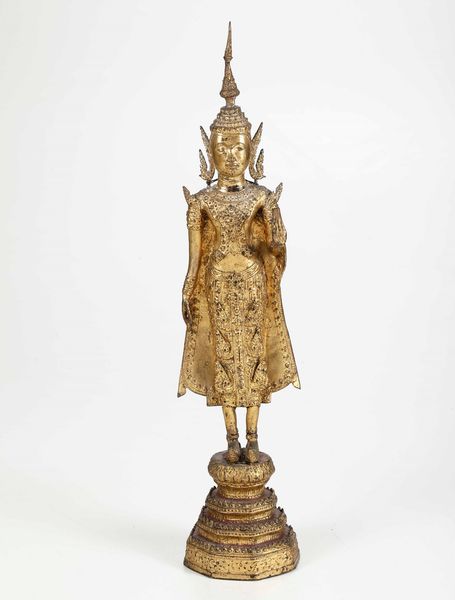Figura di Buddha stante in bronzo dorato, Thailandia, Ayutthaya, XIX secolo  - Asta Asian Art - Associazione Nazionale - Case d'Asta italiane