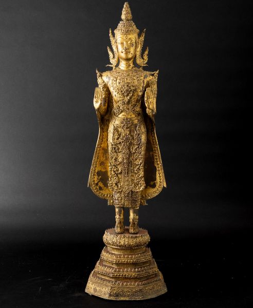 Figura di Buddha stante in bronzo dorato, Thailandia, XIX secolo  - Asta Asian Art - Associazione Nazionale - Case d'Asta italiane
