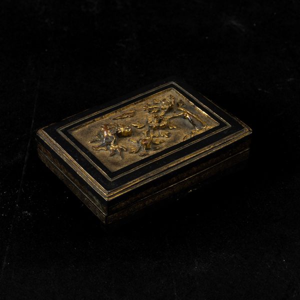 Piccola scatola in bronzo con decoro naturalistico a rilievo sul coperchio, Cina, Dinastia Qing, epoca Qianlong (1736-1796)  - Asta Asian Art - Associazione Nazionale - Case d'Asta italiane