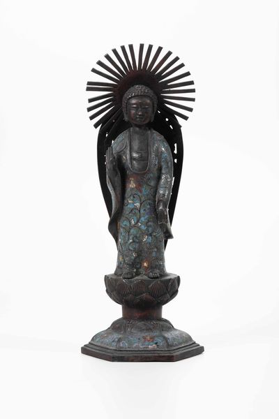 Figura di Buddha entro aura stante su fiore di loto a smalti cloisonn, Cina, XX secolo  - Asta Asian Art - Associazione Nazionale - Case d'Asta italiane