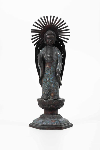 Figura di Buddha entro aura stante su fiore di loto a smalti cloisonn�, Cina, XX secolo  - Asta Asian Art - Associazione Nazionale - Case d'Asta italiane