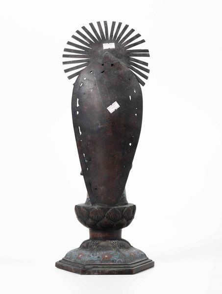Figura di Buddha entro aura stante su fiore di loto a smalti cloisonn�, Cina, XX secolo  - Asta Asian Art - Associazione Nazionale - Case d'Asta italiane