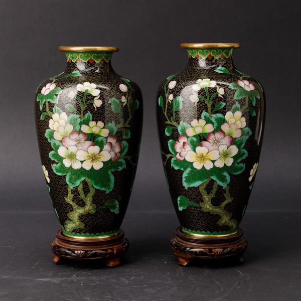 Trittico di vasi in smalto con decori floreali su fondo nero, Cina, XX secolo  - Asta Asian Art - Associazione Nazionale - Case d'Asta italiane