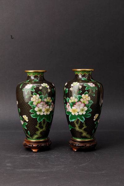 Trittico di vasi in smalto con decori floreali su fondo nero, Cina, XX secolo  - Asta Asian Art - Associazione Nazionale - Case d'Asta italiane