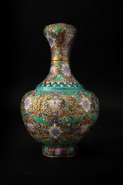 Vaso a bottiglia a smalti cloisonn� con decori a fiori di loto, Cina, Dinastia Qing, XIX secolo  - Asta Asian Art - Associazione Nazionale - Case d'Asta italiane