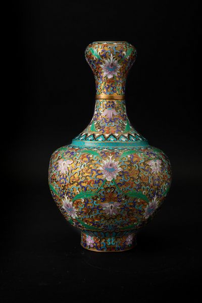 Vaso a bottiglia a smalti cloisonn� con decori a fiori di loto, Cina, Dinastia Qing, XIX secolo  - Asta Asian Art - Associazione Nazionale - Case d'Asta italiane