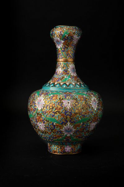 Vaso a bottiglia a smalti cloisonn� con decori a fiori di loto, Cina, Dinastia Qing, XIX secolo  - Asta Asian Art - Associazione Nazionale - Case d'Asta italiane