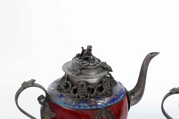 Lotto composto da due teiere cloisonn�, un vaso e un porta t�. Manifattura orientale, XX secolo  - Asta Asian Art - Associazione Nazionale - Case d'Asta italiane