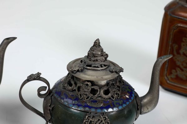 Lotto composto da due teiere cloisonn�, un vaso e un porta t�. Manifattura orientale, XX secolo  - Asta Asian Art - Associazione Nazionale - Case d'Asta italiane