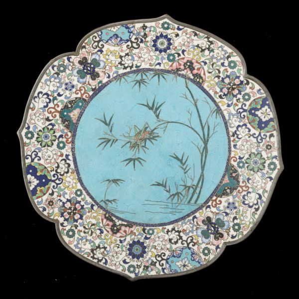 Piatto sagomato a smalti cloisonn� con decori floreali e paesaggio centrale, Giappone, periodo Meiji (1868-1912)  - Asta Asian Art - Associazione Nazionale - Case d'Asta italiane