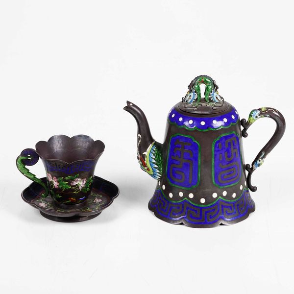 Teiera e tazzina in metallo smaltato, Cina, XX secolo  - Asta Asian Art - Associazione Nazionale - Case d'Asta italiane
