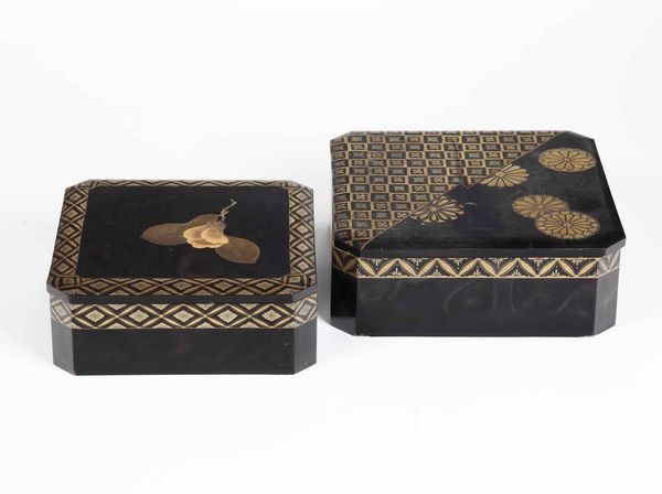 Due scatole in lacca con decori naturalistici, Giappone, periodo Meiji (1868-1912)  - Asta Asian Art - Associazione Nazionale - Case d'Asta italiane