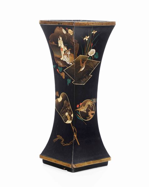 Vaso a tromba in lacca con scene di vita comune entro riserve sagomate, Giappone, periodo Meiji (1868-1912)  - Asta Asian Art - Associazione Nazionale - Case d'Asta italiane