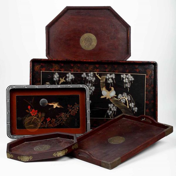 Lotto composto da cinque vassoi in legno laccato, Cina, XX secolo  - Asta Asian Art - Associazione Nazionale - Case d'Asta italiane
