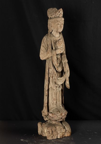 Figura di Guanyin stante scolpita in legno, Cina, Dinastia Qing, XIX secolo  - Asta Asian Art - Associazione Nazionale - Case d'Asta italiane
