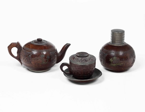 Servizio composto da teiera, tazza con piattino e porta th in legno, Cina, XX secolo  - Asta Asian Art - Associazione Nazionale - Case d'Asta italiane