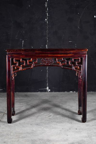 Consolle con sedia in legno con decori naturalistici, Cina, XX secolo  - Asta Asian Art - Associazione Nazionale - Case d'Asta italiane