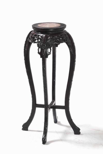 Stand in legno intagliato e piano in marmo, Cina, Dinastia Qing, XIX secolo  - Asta Asian Art - Associazione Nazionale - Case d'Asta italiane