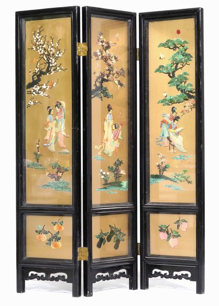 Paravento a tre ante con innesti in pietre dure raffiguranti fanciulle entro paesaggio, Cina, XX secolo  - Asta Asian Art - Associazione Nazionale - Case d'Asta italiane
