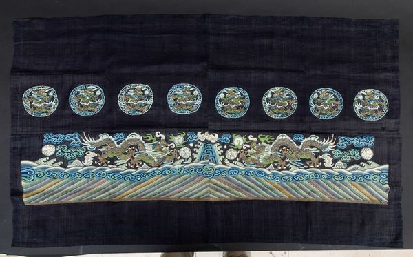 Tessuto in seta ricamato con figure di draghi, Cina, XX secolo  - Asta Asian Art - Associazione Nazionale - Case d'Asta italiane