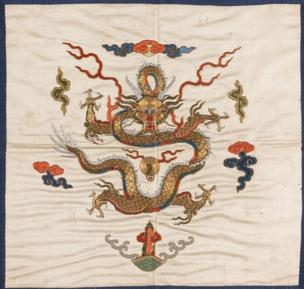 Tessuto ricamato raffigurante drago tra le nuvole, Cina, XX secolo  - Asta Asian Art - Associazione Nazionale - Case d'Asta italiane