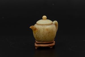 Piccola teiera scolpita in giada gialla, Cina, inizi XX secolo  - Asta Asian Art - Associazione Nazionale - Case d'Asta italiane