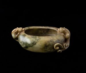 Sciacquapennelli scolpito in giada con figure di draghetti a rilievo, Cina, Dinastia Qing, XIX secolo  - Asta Asian Art - Associazione Nazionale - Case d'Asta italiane