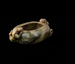 Sciacquapennelli scolpito in giada con figure di draghetti a rilievo, Cina, Dinastia Qing, XIX secolo  - Asta Asian Art - Associazione Nazionale - Case d'Asta italiane