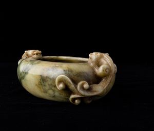 Sciacquapennelli scolpito in giada con figure di draghetti a rilievo, Cina, Dinastia Qing, XIX secolo  - Asta Asian Art - Associazione Nazionale - Case d'Asta italiane