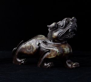 Figura di leone scolpita in giada, Cina, XX secolo  - Asta Asian Art - Associazione Nazionale - Case d'Asta italiane