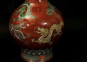 Coppia di grandi vasi a doppia ansa in porcellana a smalti policromi con figure di draghi su fondo rosso, Cina, XX secolo  - Asta Asian Art - Associazione Nazionale - Case d'Asta italiane