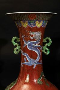 Coppia di grandi vasi a doppia ansa in porcellana a smalti policromi con figure di draghi su fondo rosso, Cina, XX secolo  - Asta Asian Art - Associazione Nazionale - Case d'Asta italiane