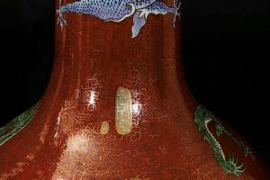 Coppia di grandi vasi a doppia ansa in porcellana a smalti policromi con figure di draghi su fondo rosso, Cina, XX secolo  - Asta Asian Art - Associazione Nazionale - Case d'Asta italiane