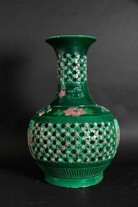 Vaso in gr�s smaltato verde con decori floreali e naturalistici a rilievo e a traforo, Cina, Repubblica, XX secolo  - Asta Asian Art - Associazione Nazionale - Case d'Asta italiane