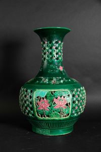 Vaso in gr�s smaltato verde con decori floreali e naturalistici a rilievo e a traforo, Cina, Repubblica, XX secolo  - Asta Asian Art - Associazione Nazionale - Case d'Asta italiane