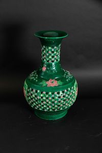 Vaso in gr�s smaltato verde con decori floreali e naturalistici a rilievo e a traforo, Cina, Repubblica, XX secolo  - Asta Asian Art - Associazione Nazionale - Case d'Asta italiane