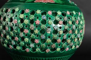 Vaso in gr�s smaltato verde con decori floreali e naturalistici a rilievo e a traforo, Cina, Repubblica, XX secolo  - Asta Asian Art - Associazione Nazionale - Case d'Asta italiane