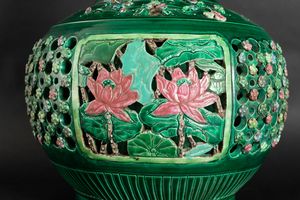 Vaso in gr�s smaltato verde con decori floreali e naturalistici a rilievo e a traforo, Cina, Repubblica, XX secolo  - Asta Asian Art - Associazione Nazionale - Case d'Asta italiane