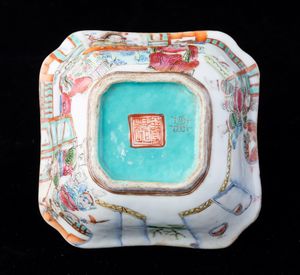 Lotto composto da ciotola in porcellana e scatolina in smalto, Cina, Dinastia Qing, XIX secolo  - Asta Asian Art - Associazione Nazionale - Case d'Asta italiane