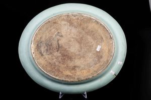 Basin in porcellana a smalti policromi con soggetto naturalistico centrale e decori floreali, Cina, Dinastia Qing, XIX secolo  - Asta Asian Art - Associazione Nazionale - Case d'Asta italiane