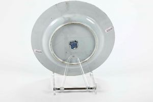 Piatto in porcellana bianca e blu con soggetto naturalistico centrale e decori floreali, Cina, Dinastia Qing, epoca Qianlong (1736-1796)  - Asta Asian Art - Associazione Nazionale - Case d'Asta italiane