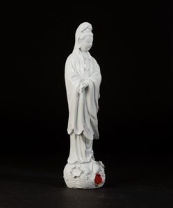 Figura di Guanyin con scroll in porcellana Blanc de Chine, Cina, XX secolo  - Asta Asian Art - Associazione Nazionale - Case d'Asta italiane